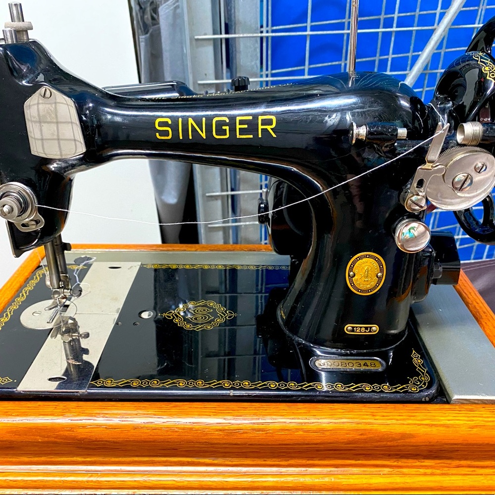 MAKE ME AN OFFER!!! Super cool antique sewing machine